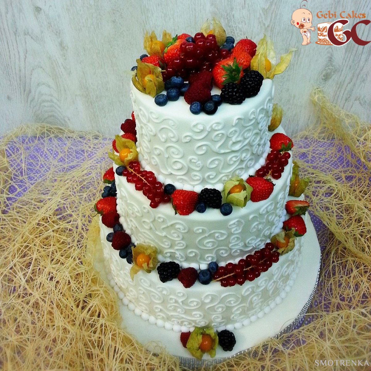 Свадебный торт 3 яруса с ягодами