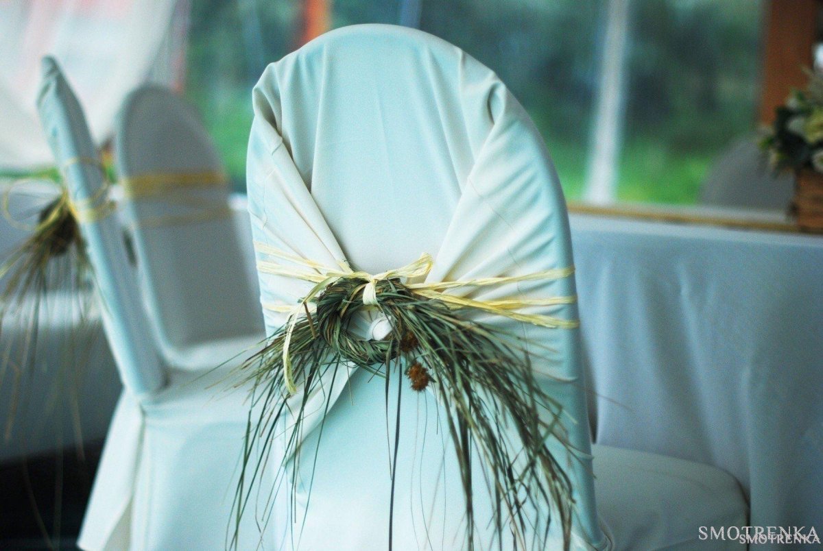Свадебное флористическое оформление стульев