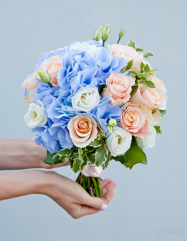 Свадебный букет из роз и гортензии BLUE&CREAM - 4 300 ₽