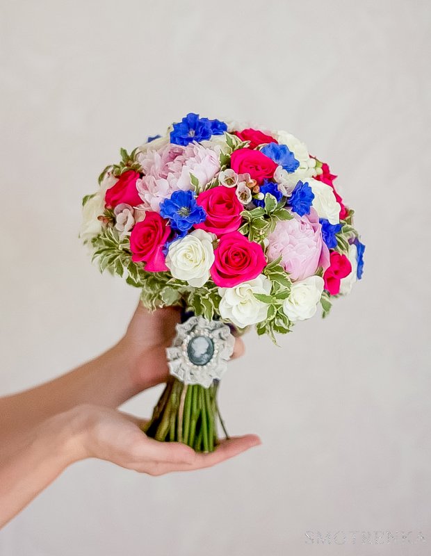 Яркий свадебный букет из пионов BLUE&FUCHSIA - 5 900 ₽